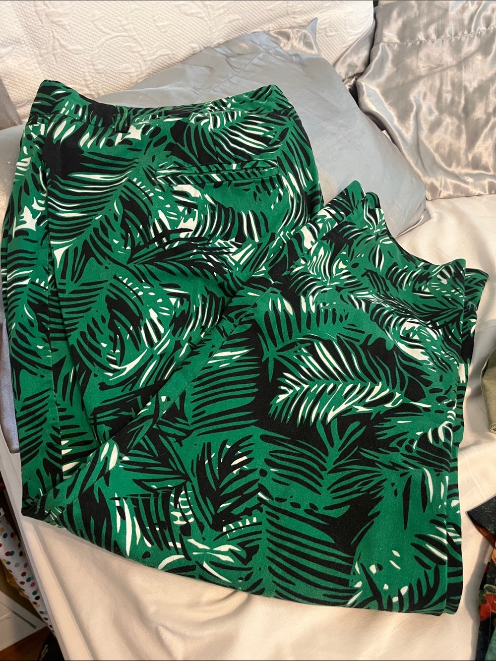 Roz & Ali Green Black White Palm-Print Ankle Pants